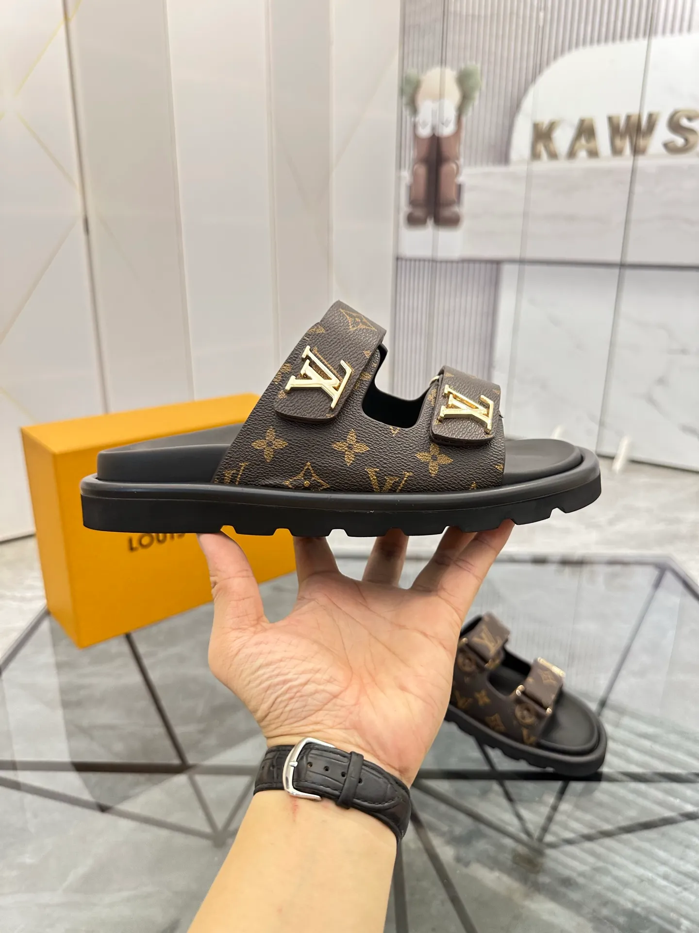 Men's shoes: 💰P400¥ Product trademark: LV * "Louis Vuitton*" slippers and sandals Regular size: 35-45 (can be customized to 46) Couple style Product materials: uppers imported from counters, original materials, breathable lining, original outsole. Number: 698